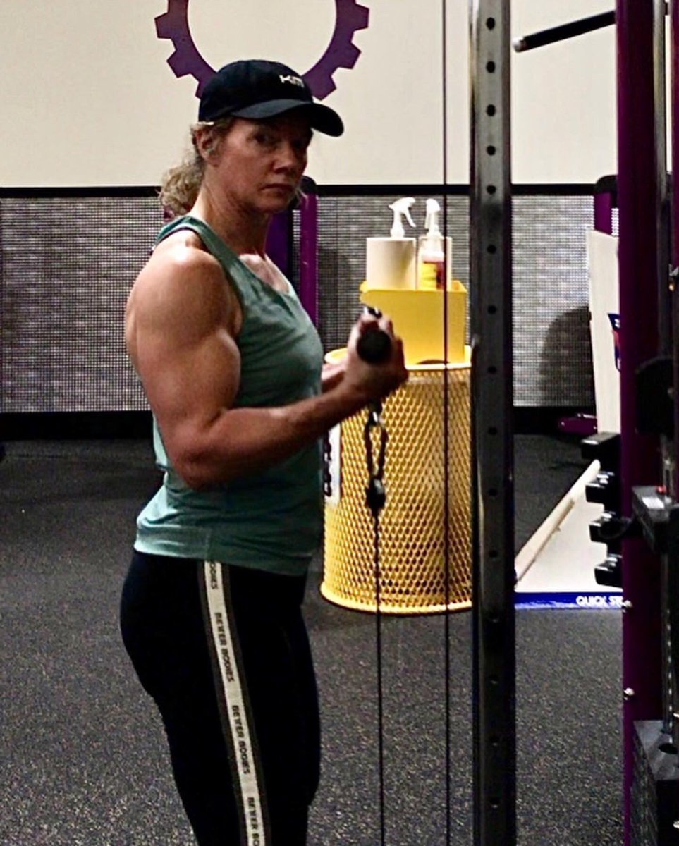 A little bicep action in honor of Flex Friday. 💪

▫️▫️▫️▫️▫️▫️▫️
#flexfriday #biceps #kminnovator #flex #lowkeyflex #gymmotivation #gymlife #weightlifting #fitness #fitspiration #shred #summerscoming #trainhard #strongnotskinny
