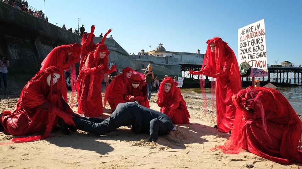 NorwichXr's tweet photo. Photographs from Make the Wave action in Cromer on Wednesday. The Red Rebels processed down to the pier and beach accompanied by XR Samba Band in a symbolic and artistic action protesting rising sea levels.
#MaketheWave #climateemergency #g7wave #G7 #cromer #ActNowForFuture https://t.co/FoEtIyn56K
