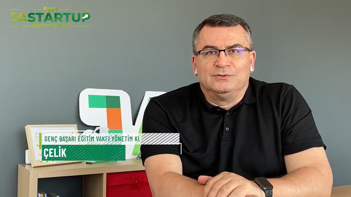 JA Startup Türkiye 2021 Final Canlı Yayınımız Genç Başarı Eğitim Vakfı Yönetim Kurulu Başkanı Çelik Ören'in konuşması ile devam ediyor! Canlı yayınımızı izlemek için: youtube.com/watch?v=ohvSBq… #jastartup #jastartup2021 #jastartupfinal #Gen_E #CoYC21 #JAEEC21 <a href="/MetLifeTR/">MetLife Türkiye</a>