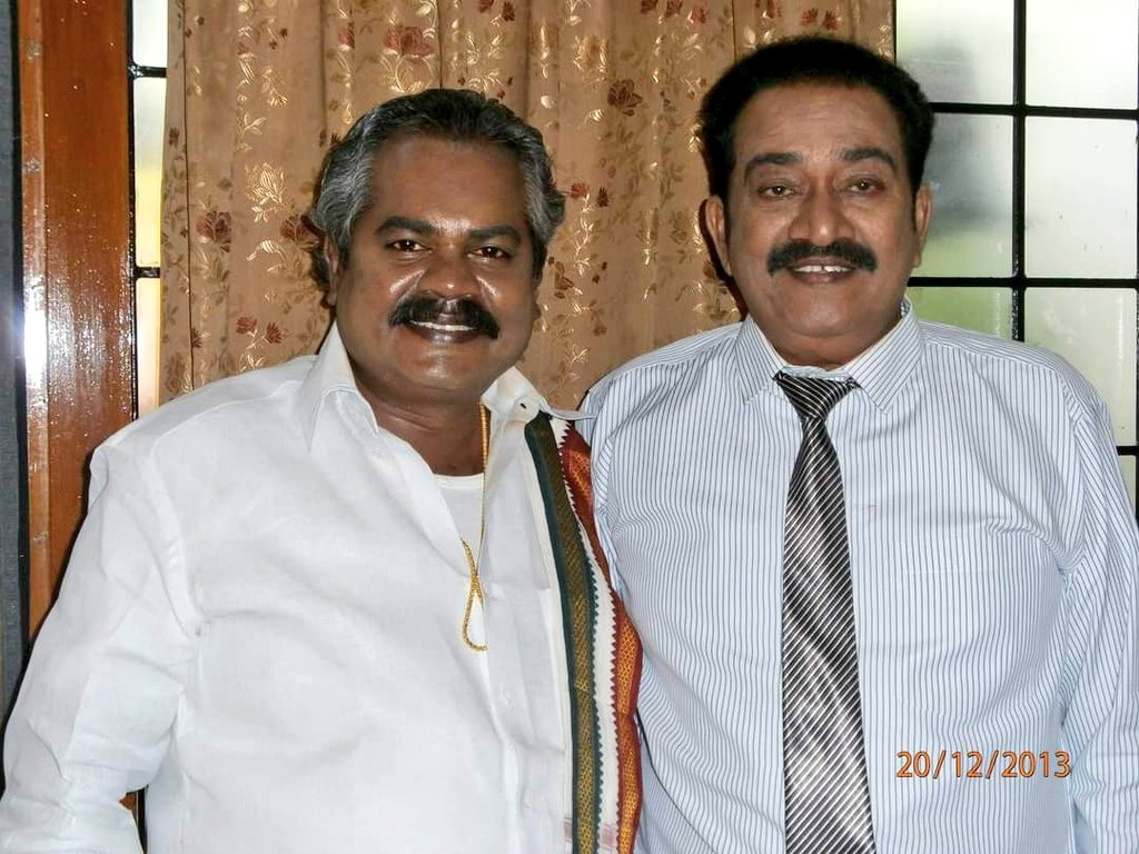kayaldevaraj's tweet photo. மலரும் நினைவுகள் 🙏

எம்.சந்திரமோகன் இயக்கத்தில் விவேக், சோனியா அகர்வால் நடித்த 'பாலக்காட்டு மாதவன்' படத்தில், நான் ஆளும் கட்சி அமைச்சர் 'சுனாமி சுந்தரம்' என்ற வேடத்தில் நடித்தேன். எனக்கு பி.ஏ வேடத்தில் இயக்குனரும், காமெடி வசனகர்த்தாவுமான ராஜகோபால், பாண்டு நடித்தனர்.
#ActorPandu https://t.co/4Qzf5rIktW