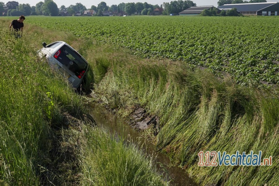 Auto belandt in diepe greppel na aanrijding in #DeKrim. 112Vechtdal.