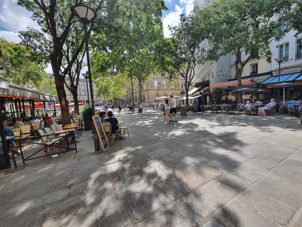 Happy Friday...may you have a relaxing weekend! #Paris #Parisjetaime #Travel #FridayThoughts #FridayVibes 📸Ryan Paras 💖💞