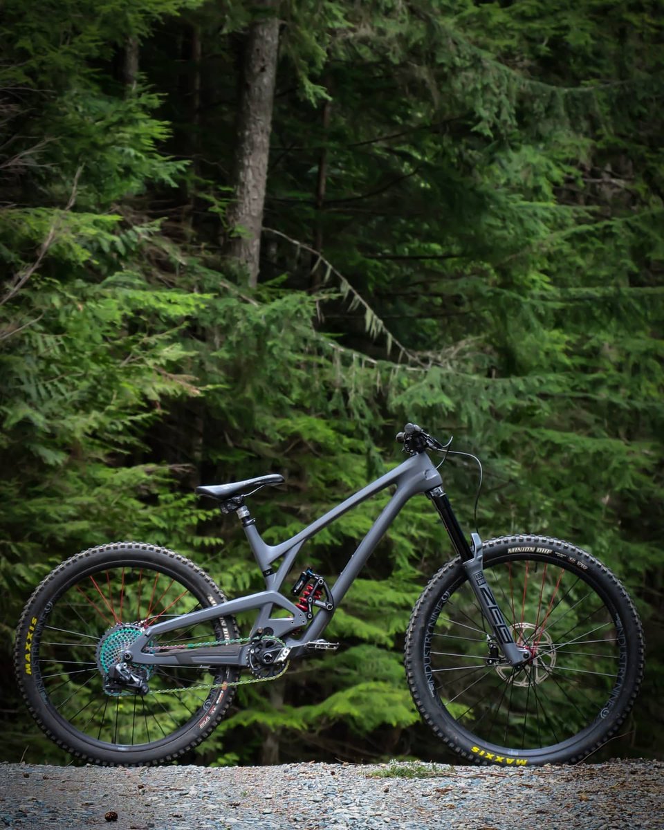 yurisyuki's tweet image. @evilbicycles just dropped a new  Insurgent. @kylenorbraten new bike is 🔥😍

Coming stock on all their mountain bikes, we couldn't be more stoked! 

To start your daydreaming early - Link in Bio~

#myi9 #evilbikes #thatnewnew #mtb