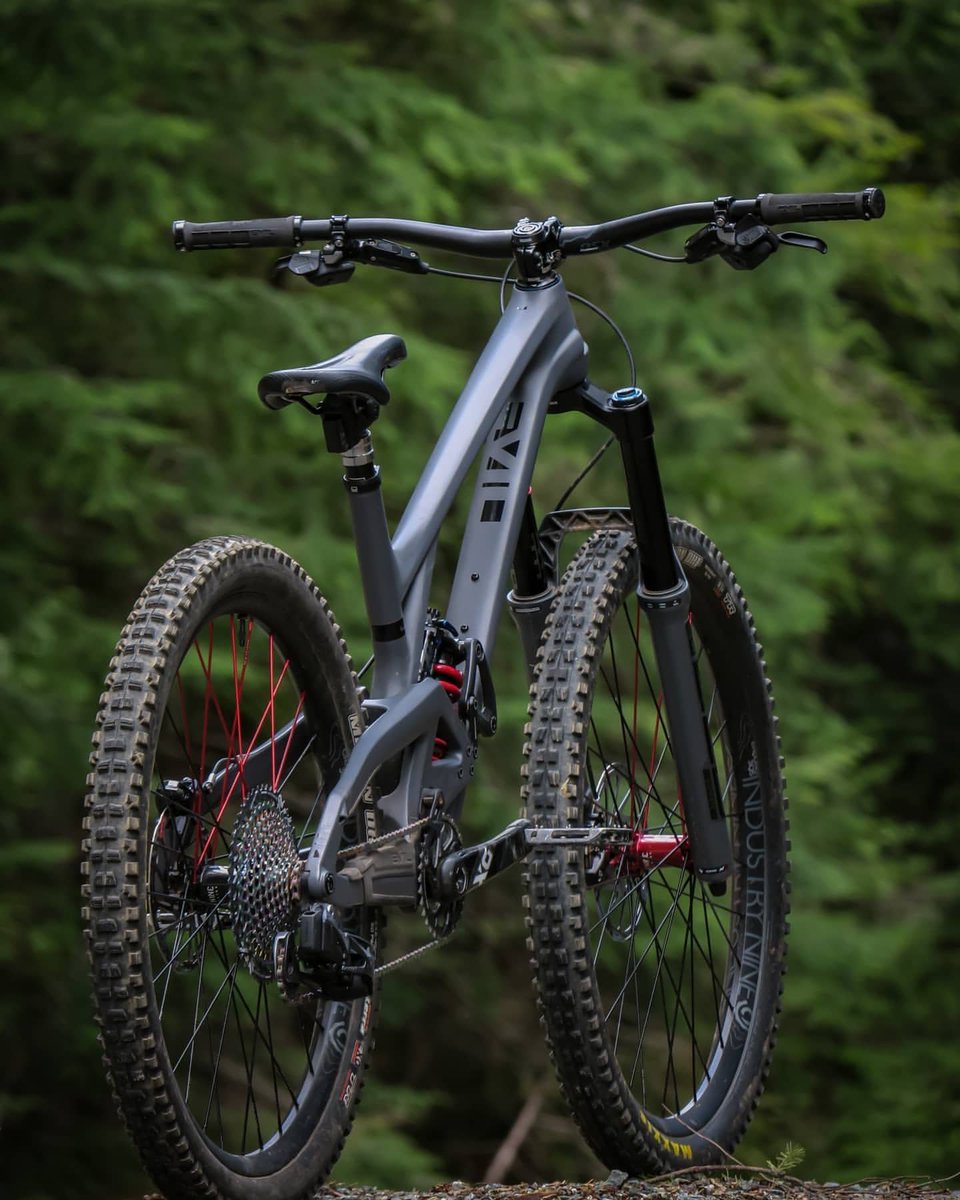 yurisyuki's tweet image. @evilbicycles just dropped a new  Insurgent. @kylenorbraten new bike is 🔥😍

Coming stock on all their mountain bikes, we couldn't be more stoked! 

To start your daydreaming early - Link in Bio~

#myi9 #evilbikes #thatnewnew #mtb