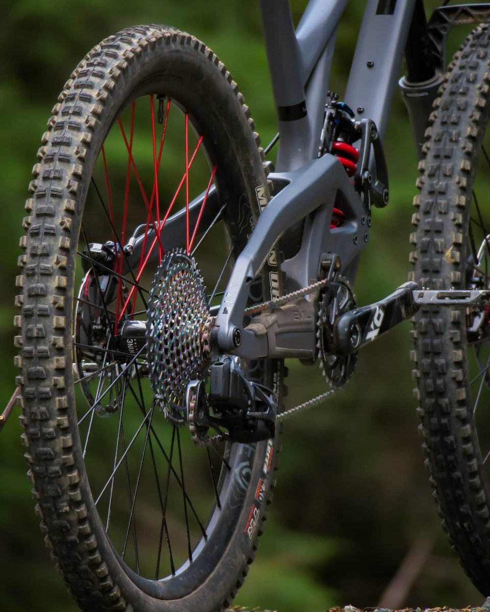 yurisyuki's tweet image. @evilbicycles just dropped a new  Insurgent. @kylenorbraten new bike is 🔥😍

Coming stock on all their mountain bikes, we couldn't be more stoked! 

To start your daydreaming early - Link in Bio~

#myi9 #evilbikes #thatnewnew #mtb