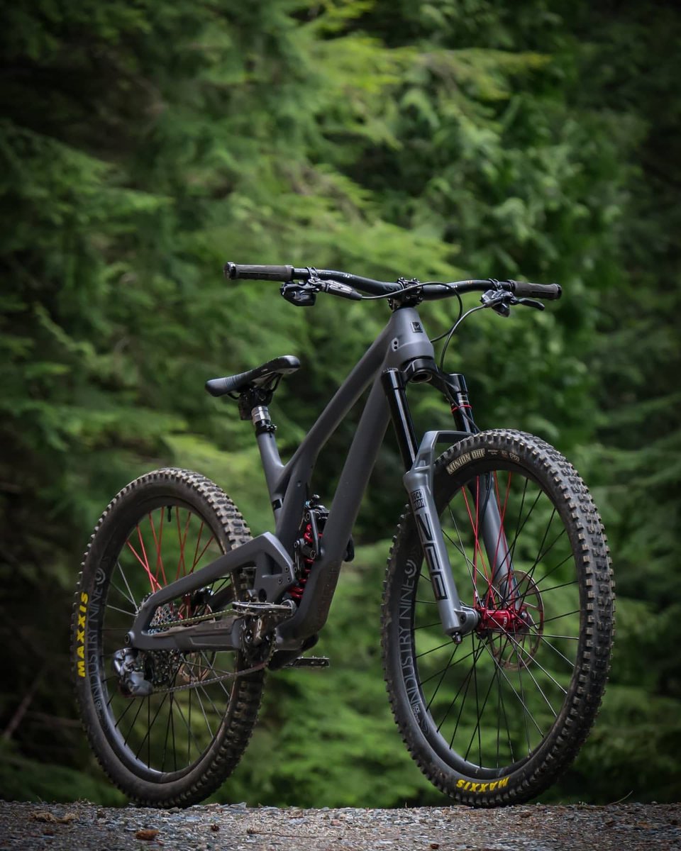 yurisyuki's tweet image. @evilbicycles just dropped a new  Insurgent. @kylenorbraten new bike is 🔥😍

Coming stock on all their mountain bikes, we couldn't be more stoked! 

To start your daydreaming early - Link in Bio~

#myi9 #evilbikes #thatnewnew #mtb