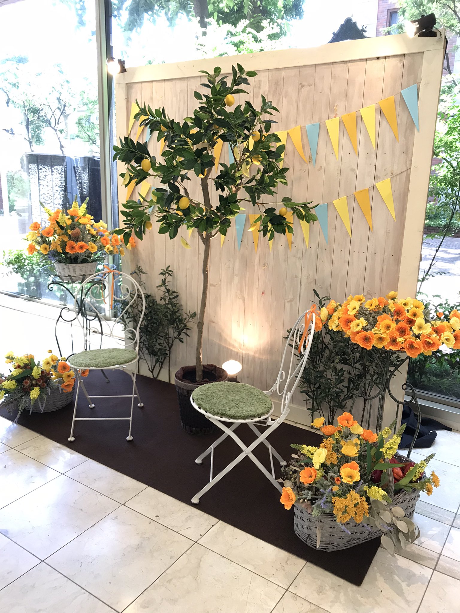 株式会社サン ライフ新卒採用 当社結婚式場ホテルサンライフガーデンのフォトスポットが初夏のお花畑に模様替えされました フォトスポットの前でハイチーズ ではありませんが いつも笑顔で迎えてくれます ホテルサンライフガーデン 冠婚葬祭 新卒