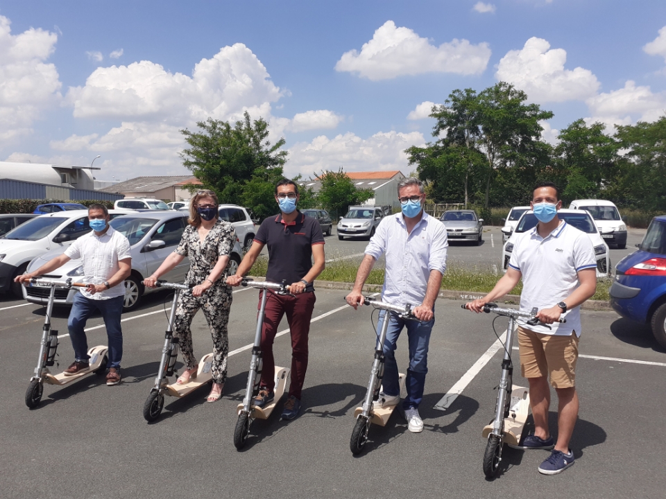 🛴 Le Plan de déplacements inter-entreprises de <a href="/larochesuryonfr/">La Roche-sur-Yon, Ville & Agglomération</a> apporte des solutions concrètes aux entreprises face aux problématiques de déplacement. 5 trottinettes électriques, produites sur le #territoire par <a href="/celerifere85/">Célérifère</a>, rejoignent le parc des engins en prêt-essai.
#lrsy