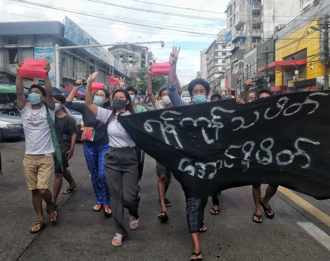 MinHanHtetBurma's tweet photo. "ရန်ကုန်ဟာ ဘယ်တော့မှသွေးအေးမနေဘူး"

ယနေ့ညနေ လှည်းတန်းစျေးရှေ့ကရန်ကုန်သပိတ်
(၁၁.၆.၂၀၂၁)

Photos Credit. https://t.co/n0BpaYrZZo