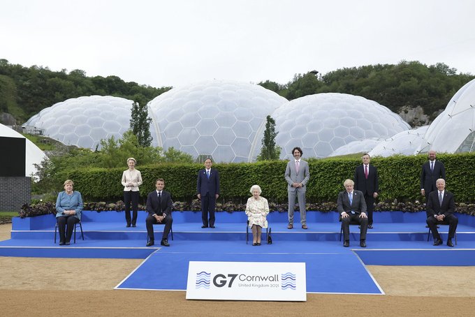 Her Majesty, Queen Elizabeth II, sits for a group photograph with all the G7 leaders at the Eden Project before the G7 leaders’ evening dinner and reception.