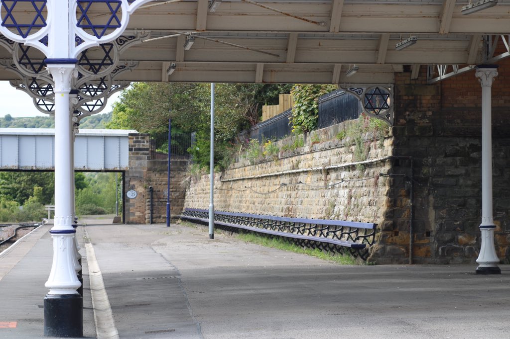 KLHPhotography7's tweet image. #Scarborough the longest bench I have ever seen at a station! #ScarboroughStation Love the detailed architecture at this station. #Platform2 #Signal #LongestBench @TPExpressTrains #femalerailwayphotographer #femalephotographer #canoncamera #canonphotography #trainsandstations