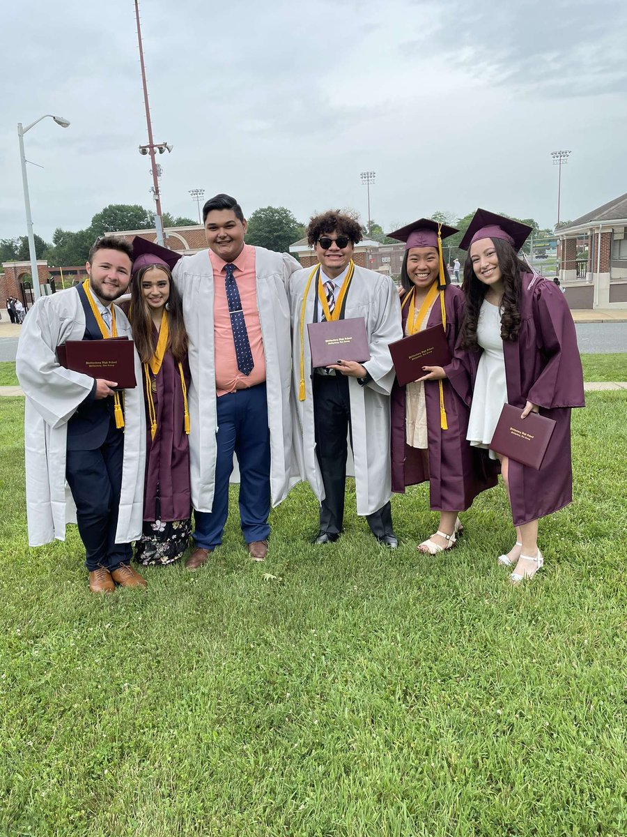 MikeyRodrigue11's tweet photo. Imagine being a transferred freshman to a whole new district who just tried to kill themselves a few weeks before and now just graduated that high school and does not regret the people, memories, and connections they made! Yeah, that's me! Congrats to my fellow Class of 2021! https://t.co/ufh7pIrOpa