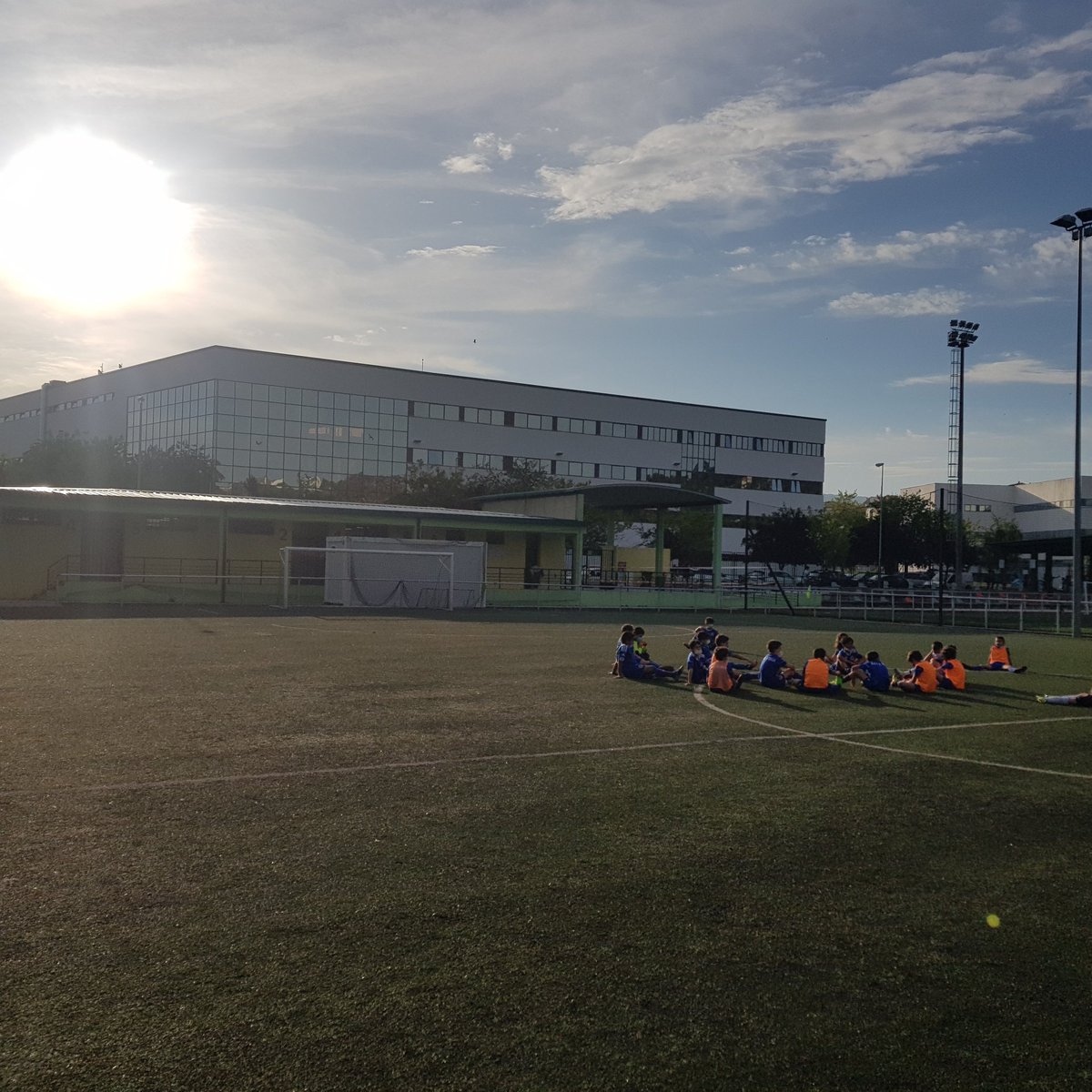 Con esta puesta de sol despedimos una jornada de intensos entrenamientos bajo el sol abrasador☀️☀️🌡 preparando las últimas jornadas de esta temporada. Buenas tardes a todos y muy atentos a los partidos importantes de este fin de semana, serán muy emocionantes!! ⚽️⚽️⚽️💪💪💪👏