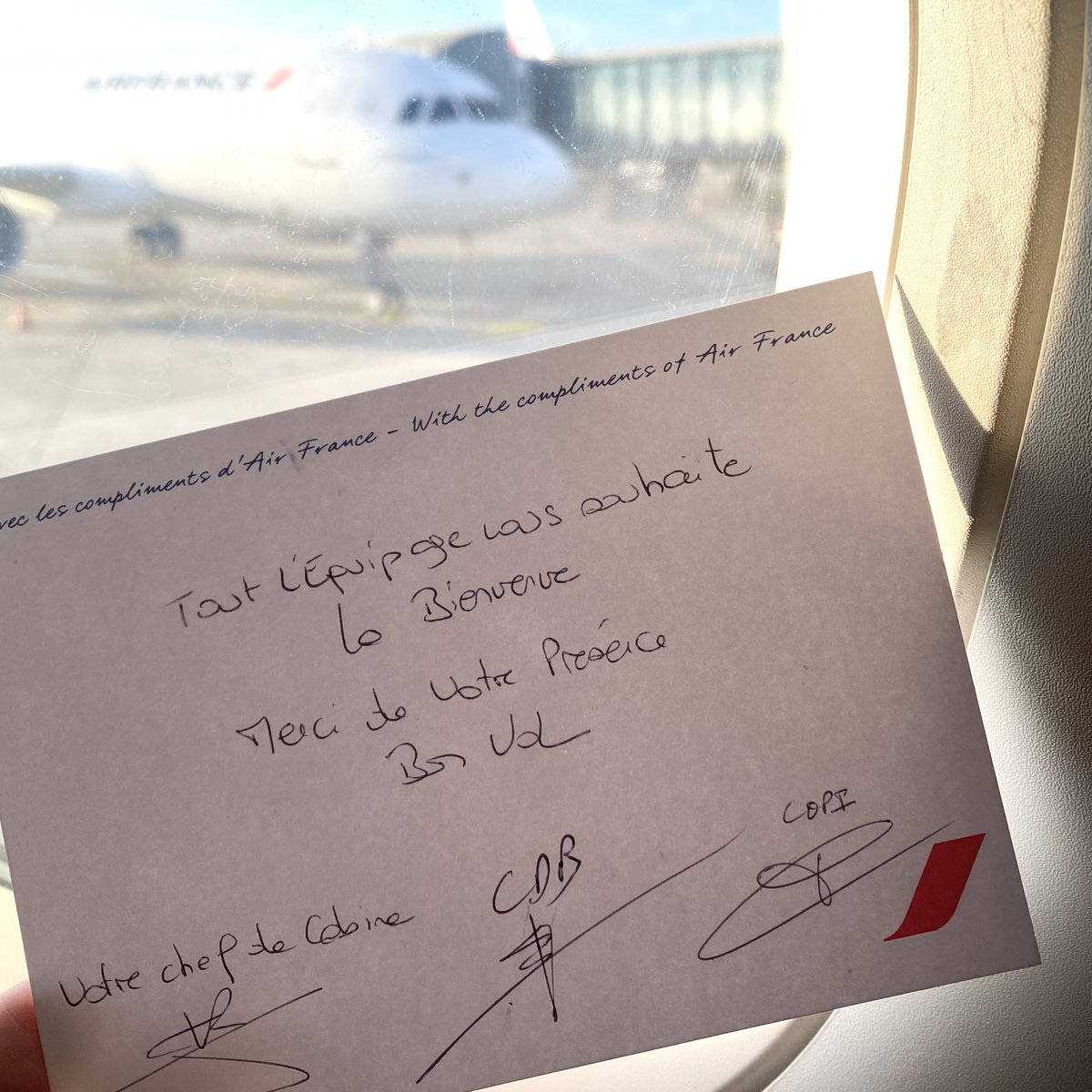 boby_382's tweet photo. À bord du vol #AF1448 en #business avec @AirFranceFR Si ce vol sera assurément magnifique et rempli de sourire, ce qui m’attend demain à #Barcelone sera bien plus #SimpleLife pour moi. #AFnumber1 Merci #AirFrance pour le petit mot 😍 https://t.co/sa9WW7fNi5