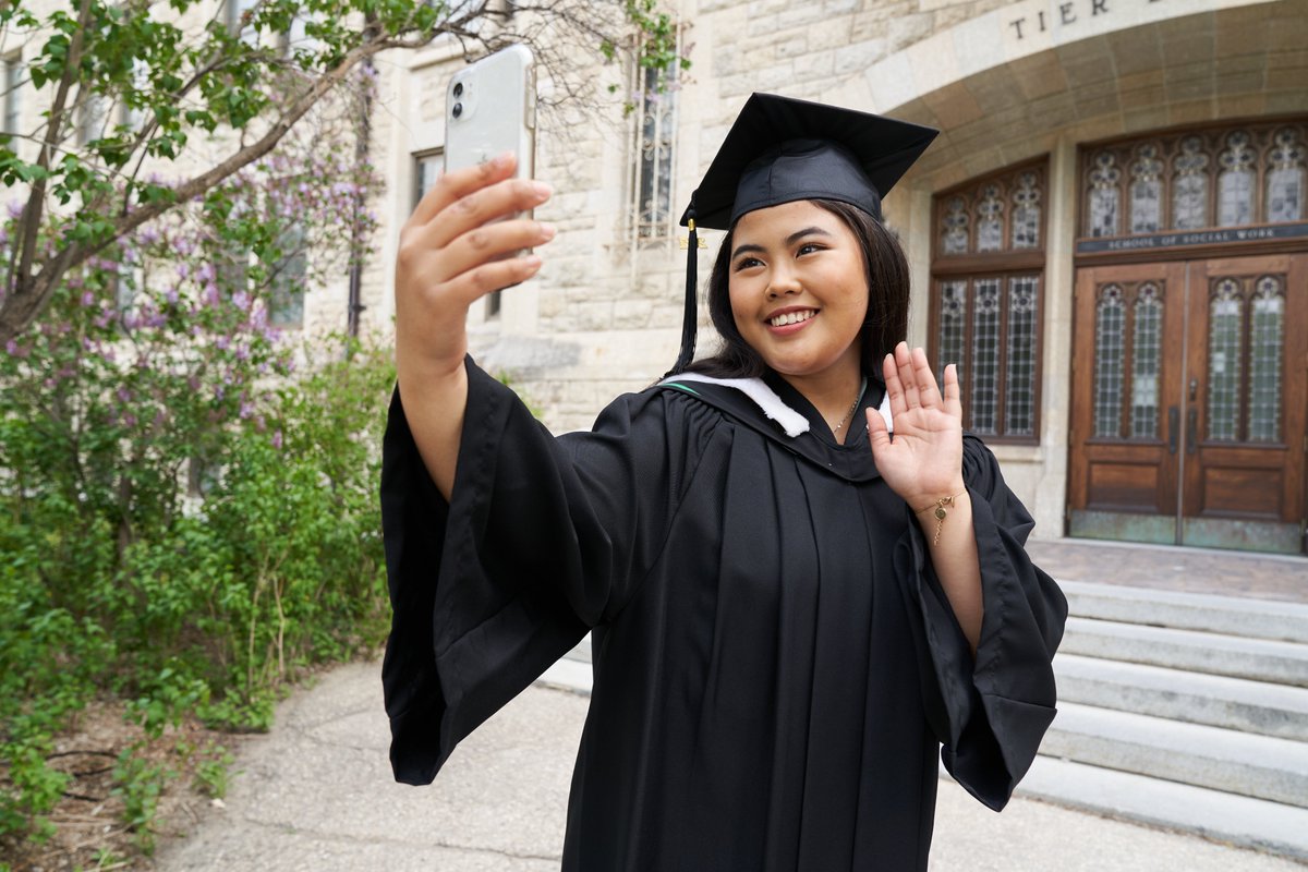 umanitoba's tweet photo. We want to see your Convocation celebration photos. Share your selfies and photos with family members. Share them using #uManitoba2021
#uManitoba https://t.co/IMixapD1Ti