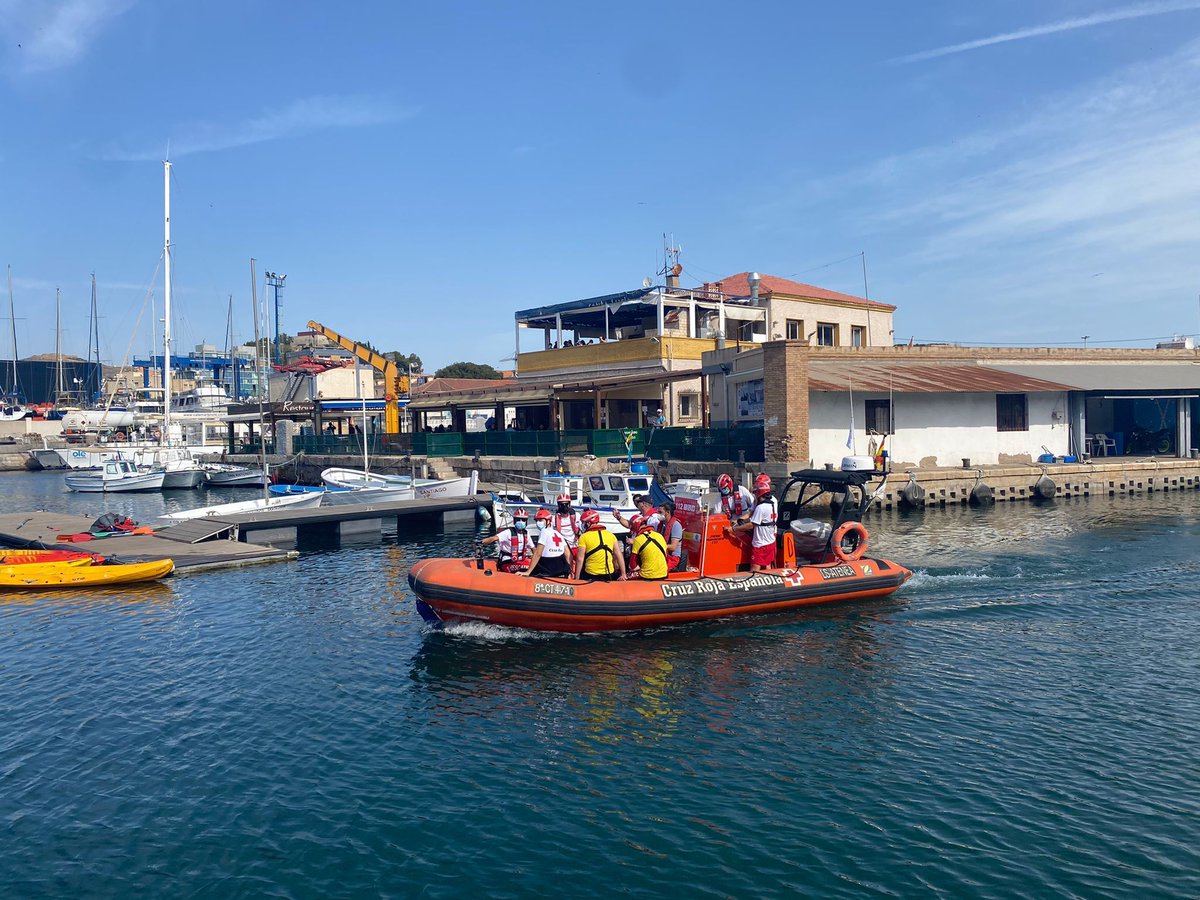 CruzRojaRMurcia's tweet photo. Esta mañana hemos 8 voluntarios de #SalvamentoMaritimo de #CruzRojadelMar han disfrutado de un ejercicio de rescate de personas con el magnífico equipo de @salvamentogob #CELA2021 https://t.co/yDF7G2kI9C