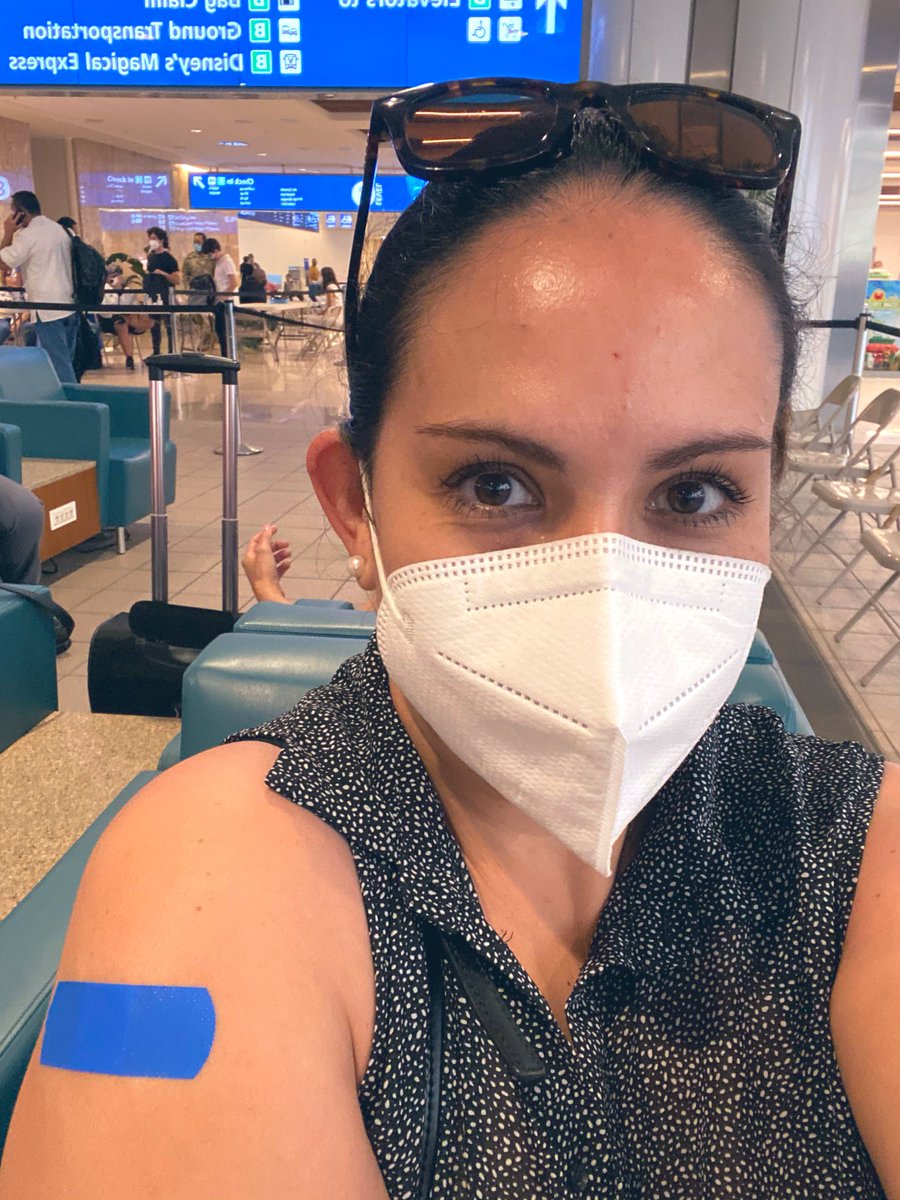 Día histórico 😃

Me bajé del avión y apenas salí de haber recogido mi maleta, me encontré con que te puedes vacunar de forma gratuita y sin reservación en el mismo aeropuerto de Orlando, Florida 🇺🇸 
Puedes escoger entre Pfizer y J&amp;J, yo opté por la segunda que es una sola dosis