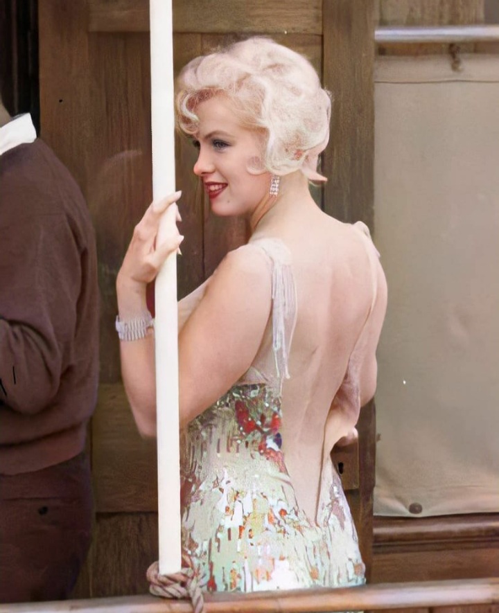 MarilynDiary's tweet photo. Marilyn Monroe on the set of "Some Like it Hot," in 1958. https://t.co/MS9Xv6bCzn