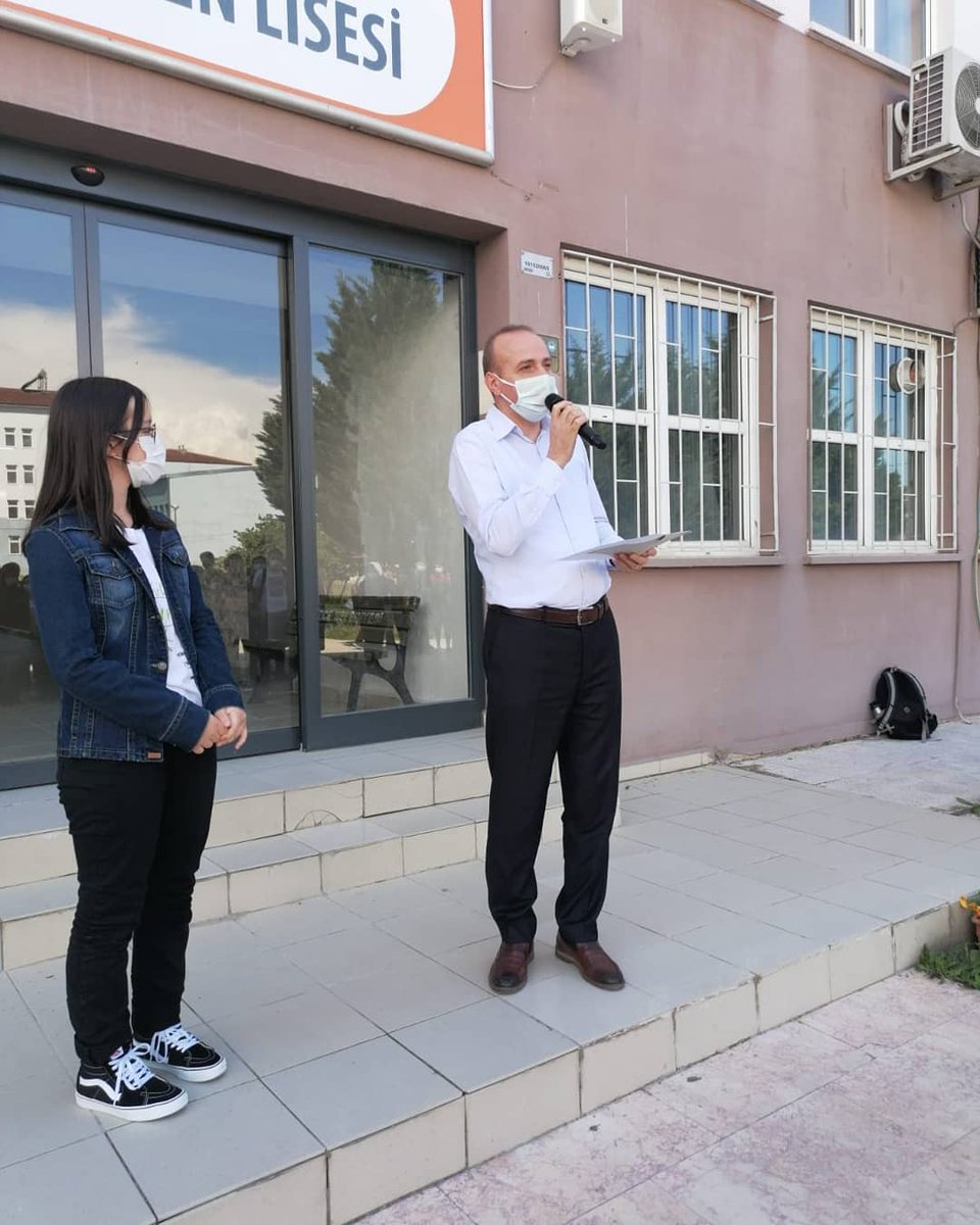 DFL SLOGAN YARIŞMASI ÖDÜL TÖRENİ- Okulumuz öğrencileri arasında yapılan DFL Sloganını Arıyor! adlı yarışmamıza tüm öğrenci, öğretmen ve velilerimiz katılmış olup seçici kurul tarafından finale kalan sloganlar öğrencilerimiz tarafından oylanarak birinci gelen slogan bulunmuştur.