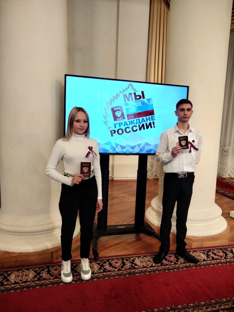 11 июня, в преддверии Дня России, в Доме Дворянского собрания в рамках акции «Мы – граждане России» состоялось вручение паспортов молодым гражданам Тульской области.
Представителями Веневского района стали Михейцев Кирилл и Лобанцова Ирина учащиеся МОУ «ВЦО №1 им.И.И.Мусатова»