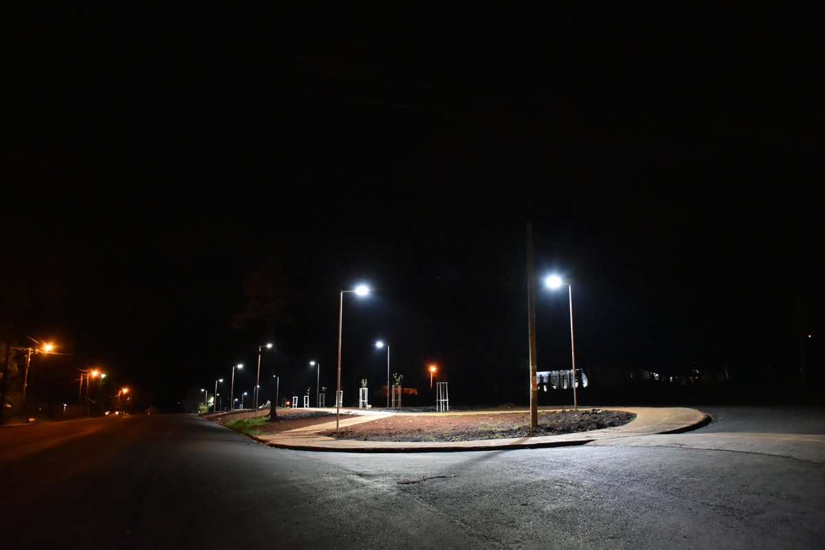 Instalación de luces LED en Av. Picada Vieja. 

En esta primera etapa se colocaron 32 luminarias, completando un cambio importante en esta arteria. 

#SigamosParaAdelante
