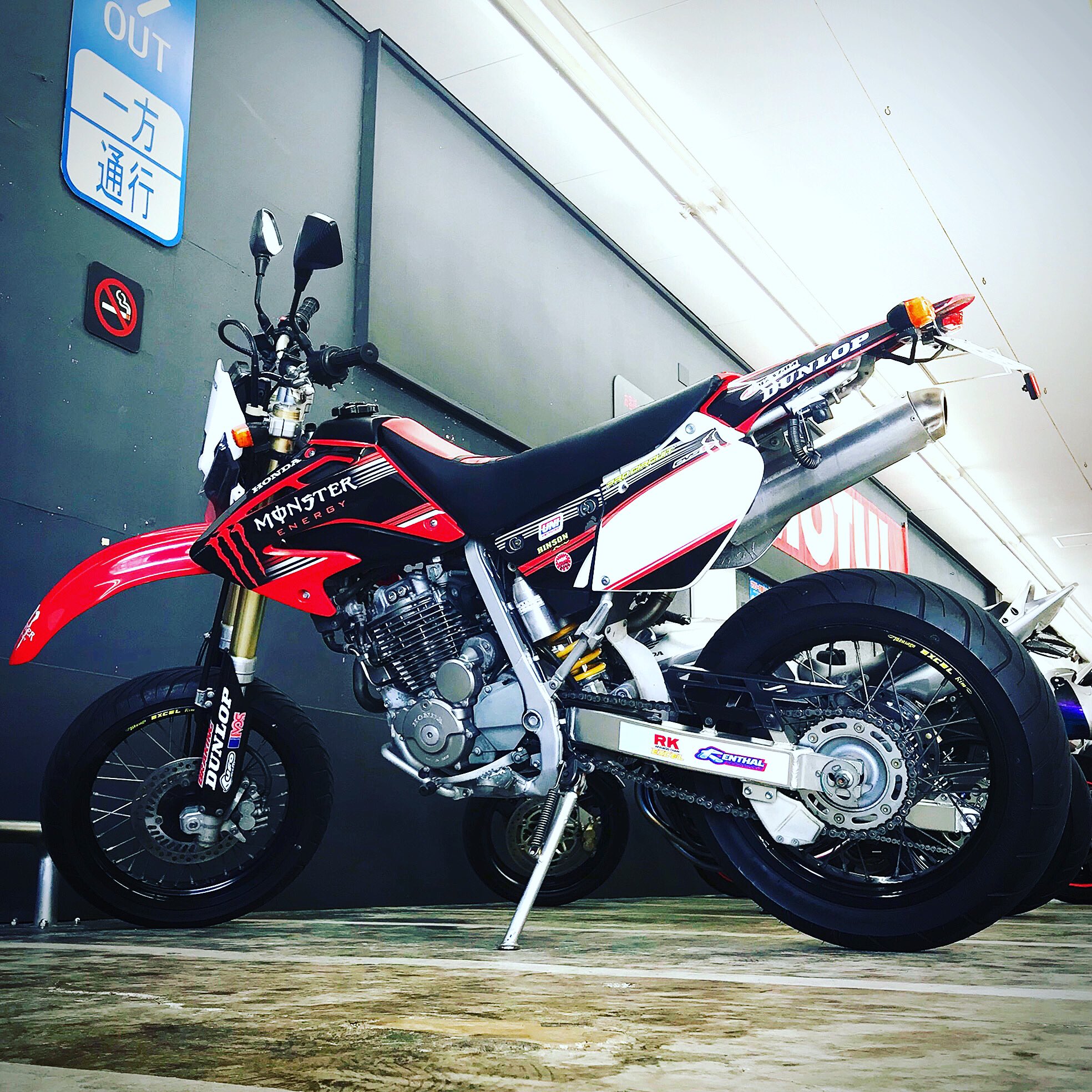 ロードランナー フラッとナップス ここに来るといろいろやりたいコトが出てテンションがあがる 駐車場並べられた大事にされているバイクを見るのは気分がいい Xr250モタード バイク好きと繋がりたい バイクカスタム Honda ロードバイク クルマ好き