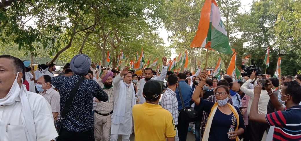 ChandigarhIntuc's tweet photo. आज सेक्टर 34 लेबर चोंक से सेक्टर 21 पेट्रोल पंप तक चंडीगढ़ इंटक अध्य्क्ष श्री नसीब जाखड़ के नेतृत्व में इंटक के कार्यकर्ताओं द्वारा पेट्रोल और डीजल की बढ़ती कीमतों को रोकने के लिए जबरदस्त प्रदर्शन किया गया। https://t.co/DE60W9Y5lL