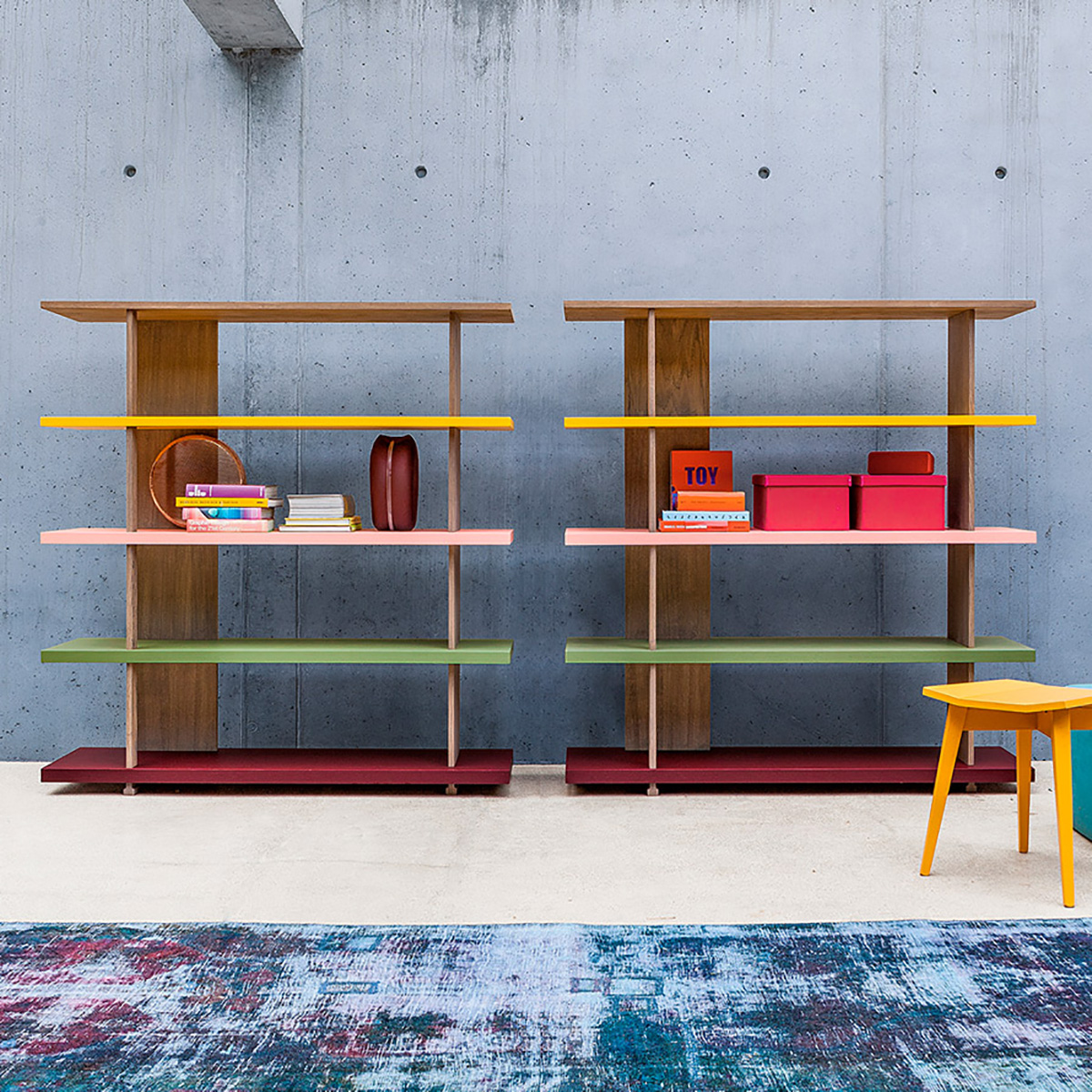 Nos encanta elegir estanterías coloridas para aportar alegría y vivacidad a tu hogar. Además, si lo que buscas son tonos más neutrales, Devina Nais ofrece una gran variedad de acabados.