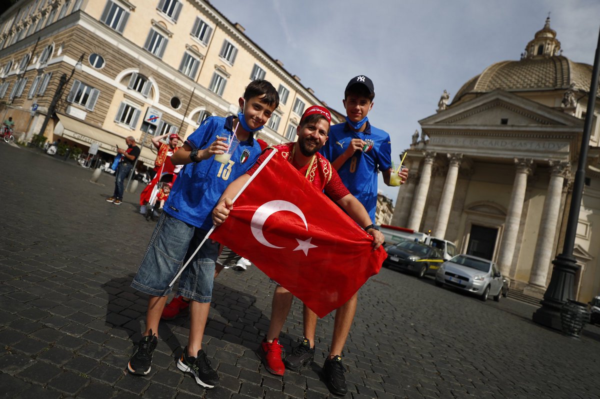 aga siz aptal misiniz ya yurt disina cikip niye maras dondurmacisi gibi giyiniyosunuz sonra bizi deveye biniyo saniyolar aq