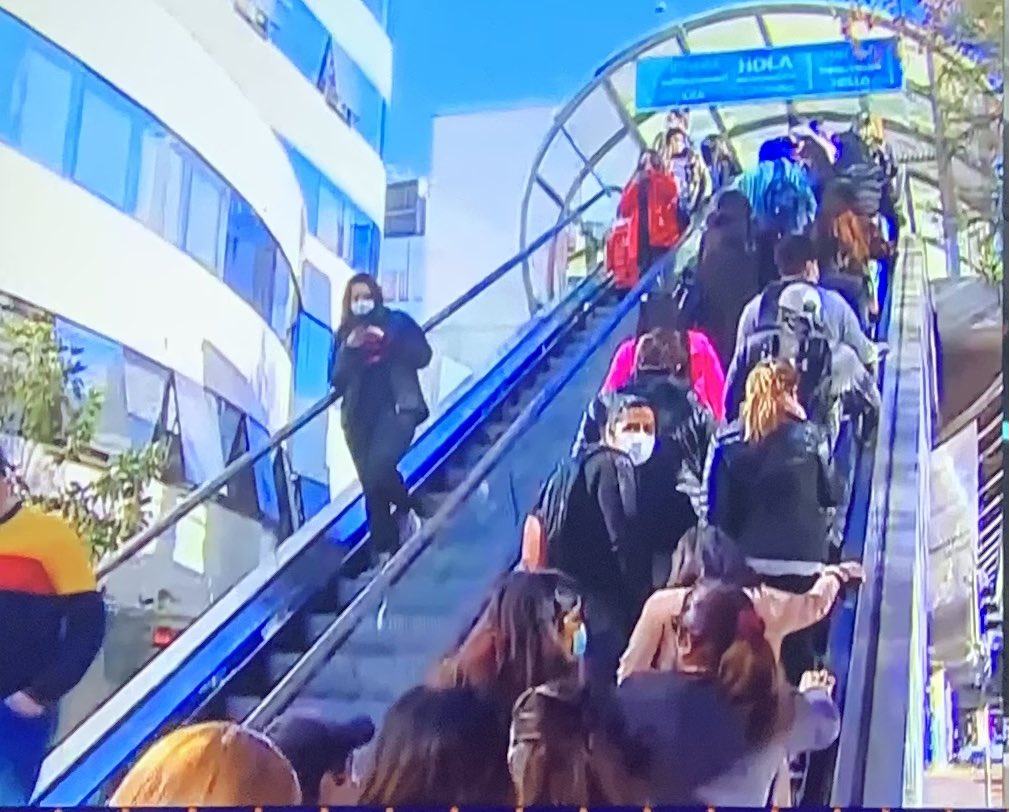 jimmy79129191's tweet photo. La gente a esta hora tomando conciencia y refugiándose en el costanera center. 
#CuarentenaMG https://t.co/oT8ry4hplN
