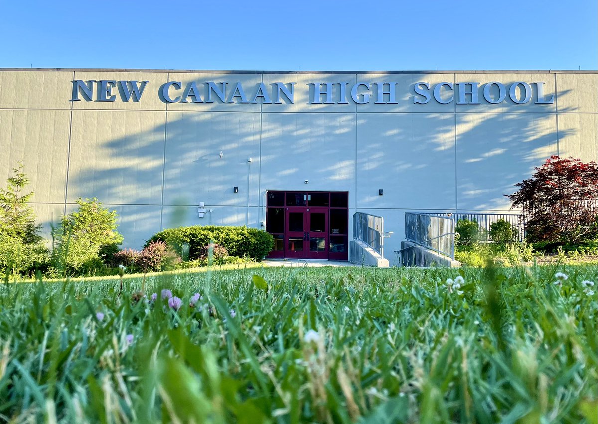 HungWellSigns's tweet photo. #newcanaanhighschool #hungwellsigns #newcanaan #ct https://t.co/Z9t2HkVT6j