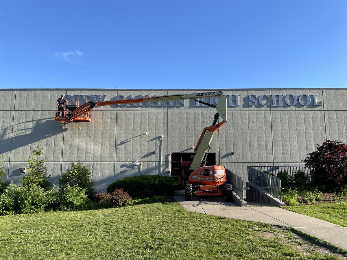 HungWellSigns's tweet photo. #newcanaanhighschool #hungwellsigns #newcanaan #ct https://t.co/Z9t2HkVT6j