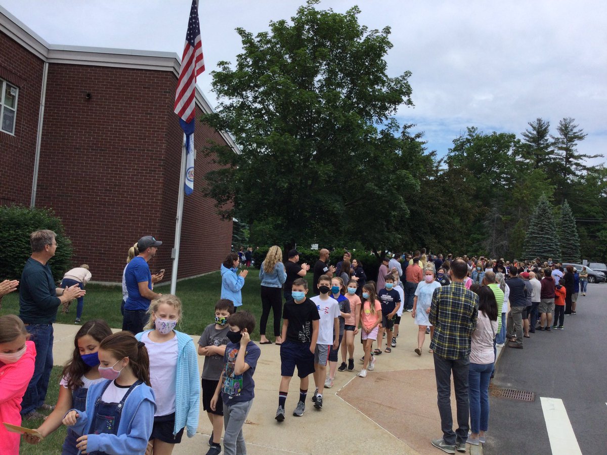 RBSBoxers's tweet photo. The RBS fourth grade class of 2021 was honored today with a clap out as they walked through RBS on their last day. Their parents joined in the clap out as well before boarding the buses to go to McKelvie for move up day. https://t.co/NymtVAVyDF