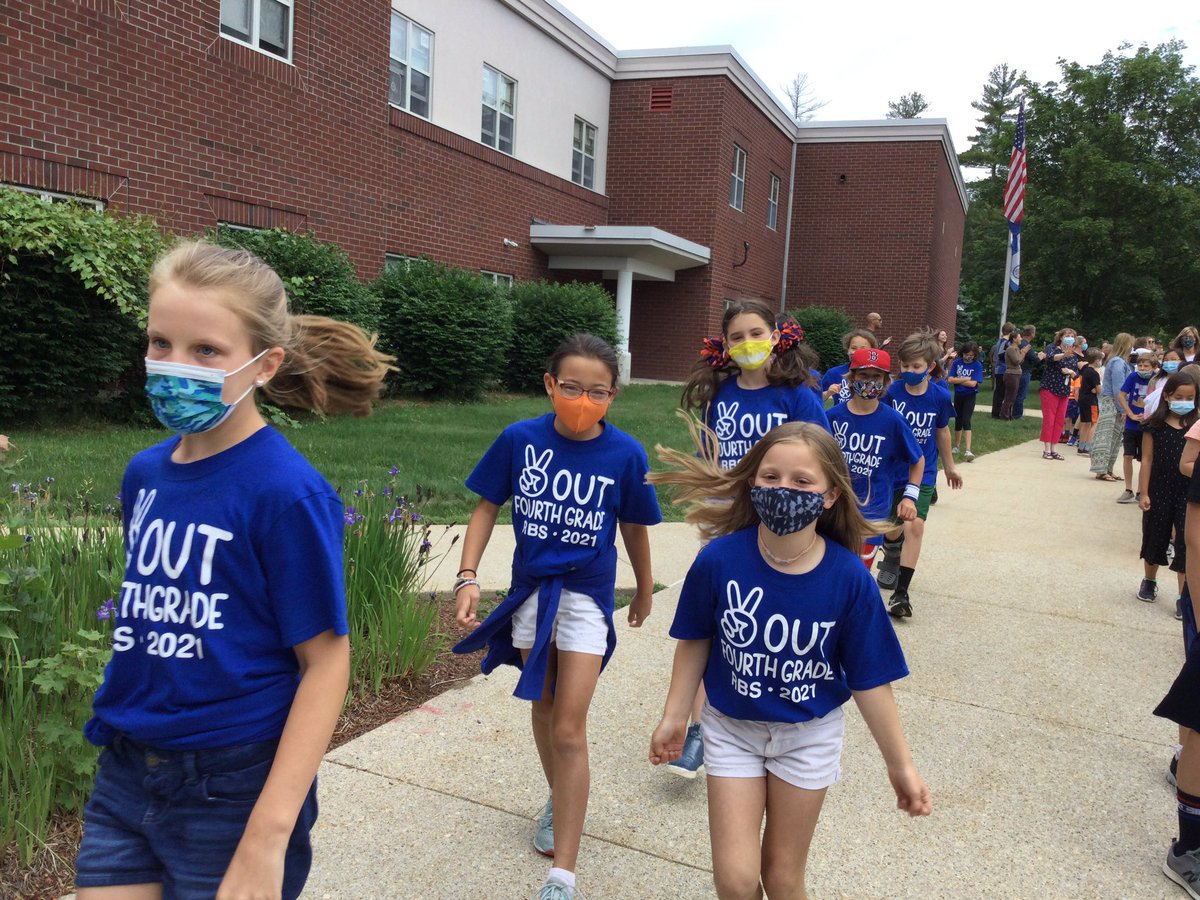 RBSBoxers's tweet photo. The RBS fourth grade class of 2021 was honored today with a clap out as they walked through RBS on their last day. Their parents joined in the clap out as well before boarding the buses to go to McKelvie for move up day. https://t.co/NymtVAVyDF
