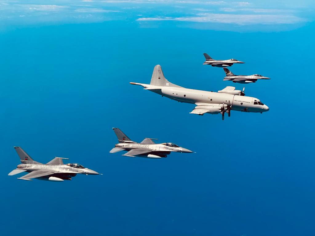 fap_pt's tweet photo. Cinco F-16M, acompanhados por um P-3C CUP+ Orion, aterraram hoje na Base Aérea N.º 4, Lajes, para realizar exercício de projeção.

O destacamento termina no dia 16 de junho.

#ForçaAérea #F16fightingfalcon #p3ccup https://t.co/6fSXWDhOs8