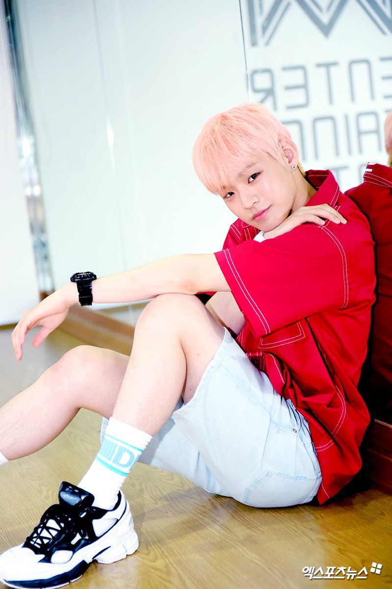 나 이사진 너무좋다 
분홍머리 분홍볼 분홍입술 분홍손끝 분홍팔꿈치 분홍무릎 그리고...
허벅지 안쪽 점.....