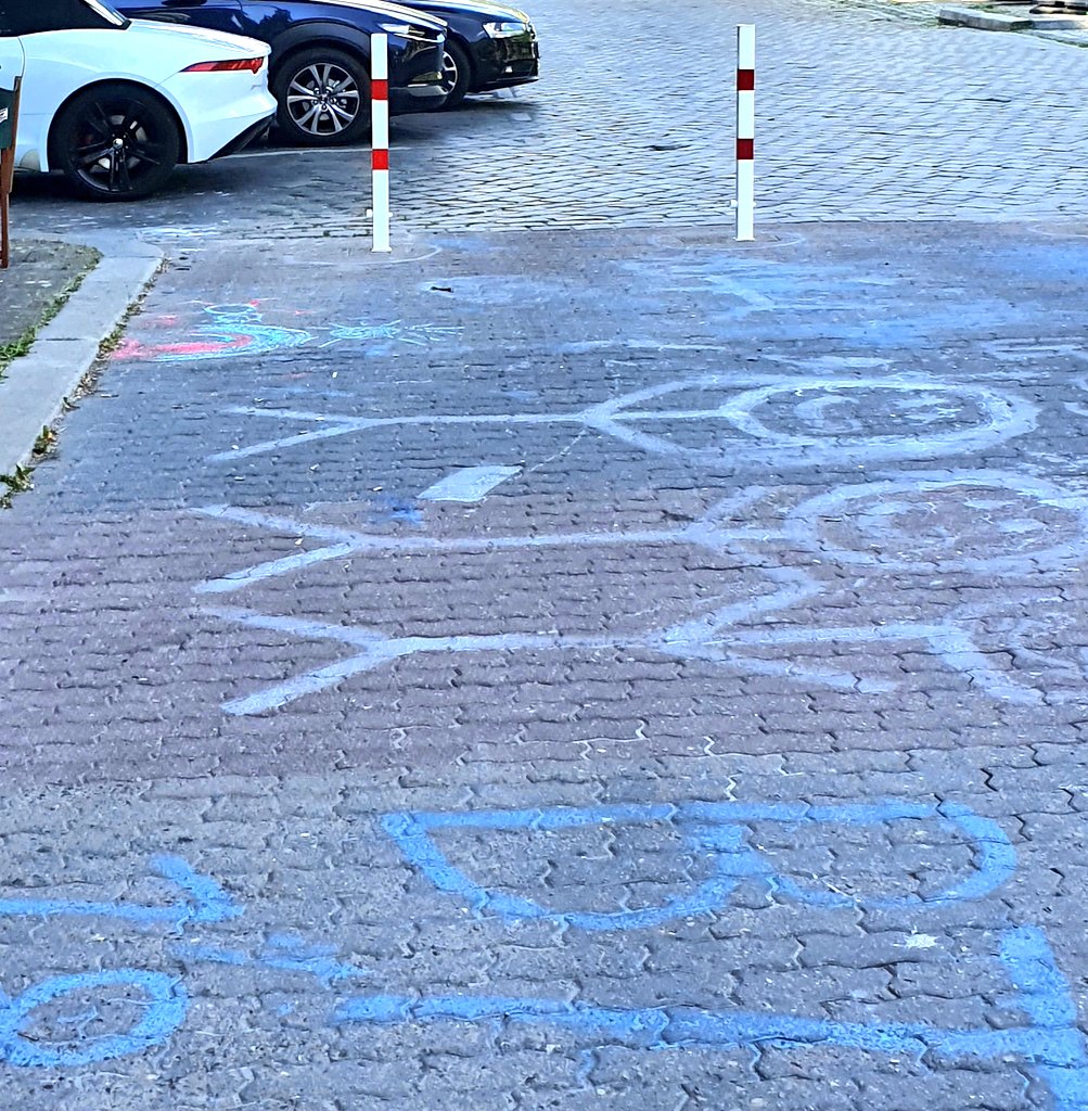 Heute sind wir beim Gespräch von Bürger*innen zur Zukunft des Karl-August-Platzes &amp; -Kiez. Es gab viele Ideen, wie er in Zukunft aussehen kann. Viele wünschen sich weniger Verkehr. Die Hochbeete ziehen an.
Danke <a href="/KarlAugustKiez/">Karl-August-Kiez</a> &amp; dem Verein "Kiezcollect" für die Organisation.