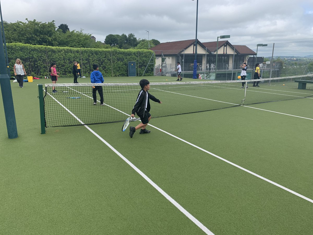 Impressive progress already being made by 5S in their tennis sessions <a href="/AlltYrYnLTC1/">ALLT-YR-YN LTC 🎾</a> . Sgiliau da!! 👏🏼 🎾