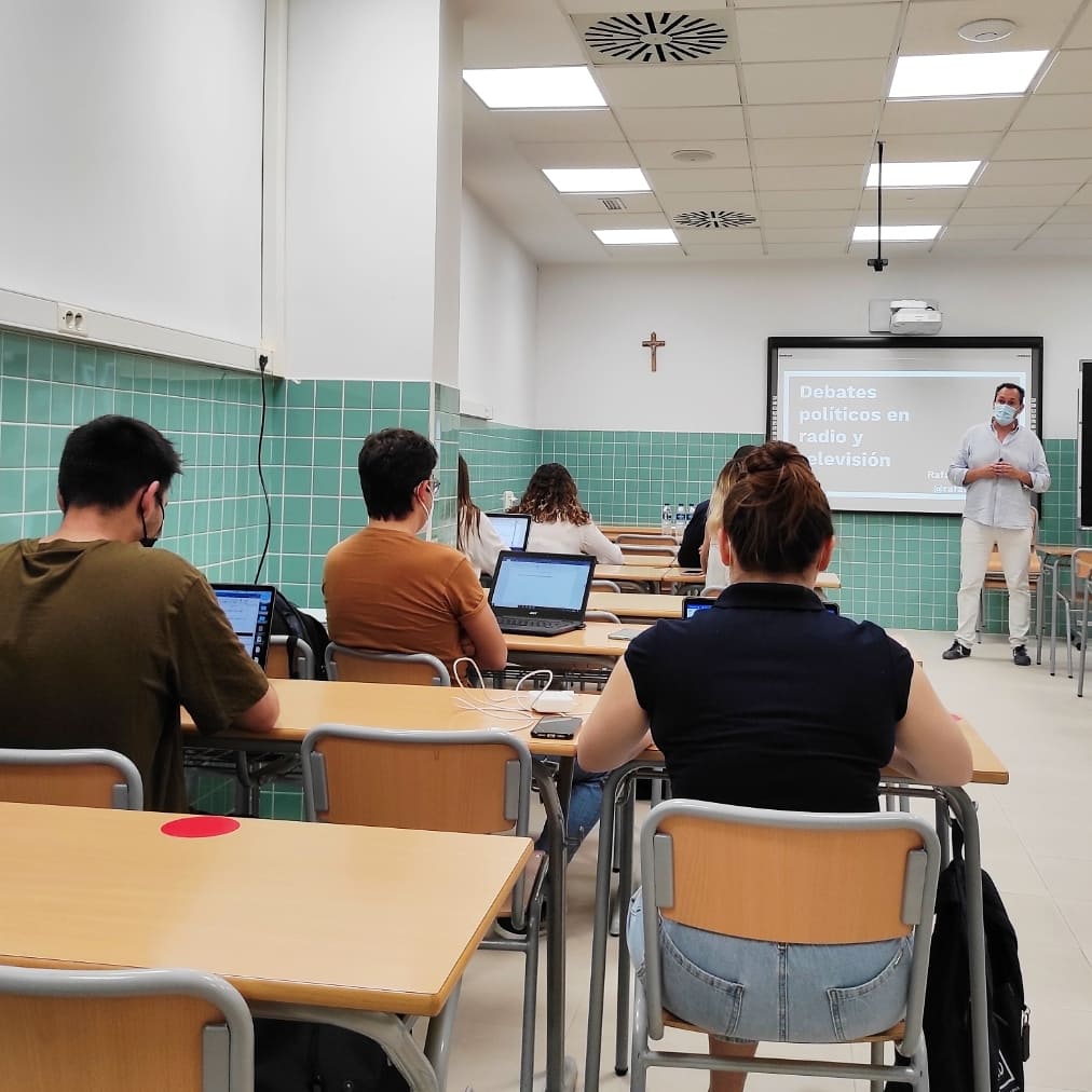 Esta tarde nuestros alumnos aprenden sobre debates electorales de la mano de Rafael Ordóñez, Dircom de Presidencia de la Diputación de Valencia. Lujazo!! 🔝📸▶️ <a href="/UCV_svm/">Universidad Católica de Valencia</a> <a href="/gradofilosofia/">Filosofía Online UCV</a> <a href="/_Shirubya_/">silvia moya</a>