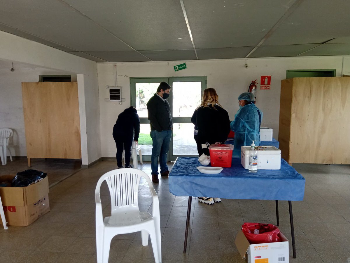 Excelente ritmo de vacunación, visítamos la Macana con el diputado departamental <a href="/alvaro_chacho/">Álvaro Rodríguez Hunter</a> <a href="/tartagliaestefa/">Estefania Tartaglia</a> <a href="/GermanLapasta/">German Lapasta</a>