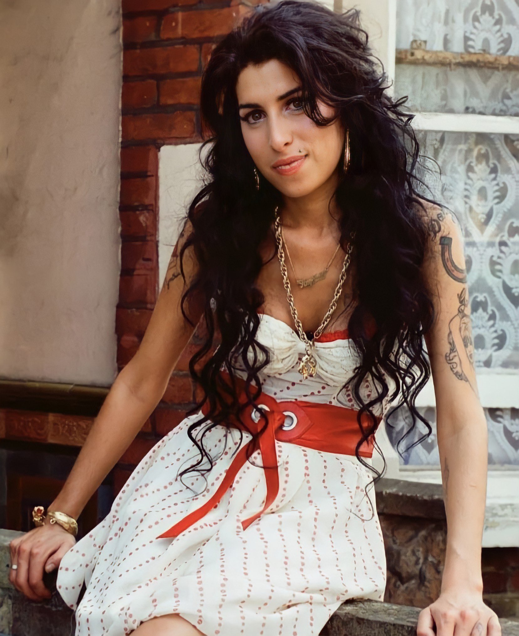 Amy Winehouse UK on X: "Beautiful Amy. ❤️ A rare shot of Amy posing for a photoshoot for 'Back to Black'... Image by Mischa Richter, 2006. #AmyWinehouse #AmyForever 🖤 https://t.co/YwCcXEcUhb" / X