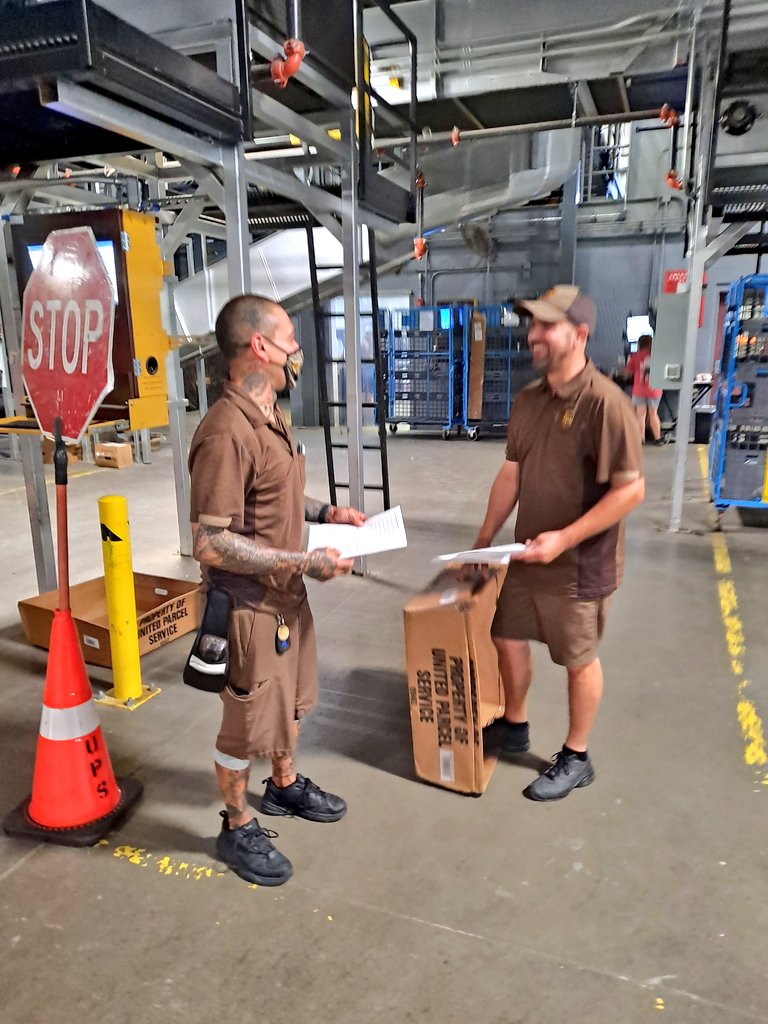 FOCUS FRIDAY Making sure Lenexa drvrs are clearing intersections &amp; getting the BIG picture, using the TRIANGULAR method - L.C.R.C.L. #safetydriven <a href="/ta_stover/">Terry Stover</a> <a href="/bwilliamskahf/">Brad Williams</a> @UtahUtesGWalton <a href="/ADStreit/">Anthony Streit</a> <a href="/MrJeffTipton1/">Mr. Jeff Tipton</a> @rrjJEWEL <a href="/JaradZimmerman/">Jarad Zimmerman</a> <a href="/UPSManJohn/">Big Johnny O</a> <a href="/UPSphoenix/">Phoenix East center safety team</a> <a href="/DebMassingill/">Deborah Massingill</a>