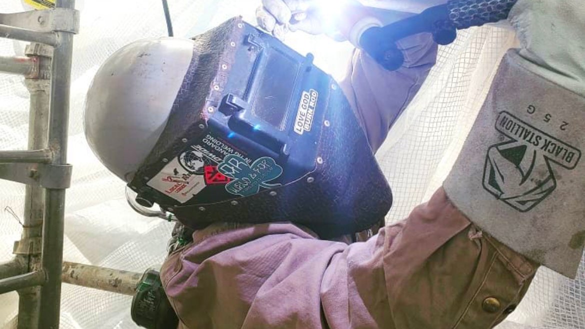 The Black Stallion 25G Grain Goatskin TIG Glove is lightweight, comfortable, and flexible. Our thicker grain goatskin offers outstanding finger control, while providing natural heat insulation. Durable genuine Kevlar stitching provides additional spark and abrasion resistance.