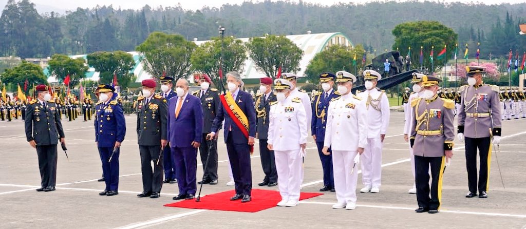 DefensaEc's tweet photo. #DefensaEc| El ministro de Defensa Nacional, almirante Fernando Donoso, participa junto al Presidente @LassoGuillermo en la Ceremonia Militar de Cambio de Mando del Jefe del Comando Conjunto de las Fuerzas Armadas y Comandantes Generales de la Fuerza Terrestre, Naval y Aérea. https://t.co/uiUgxdQ4Fb