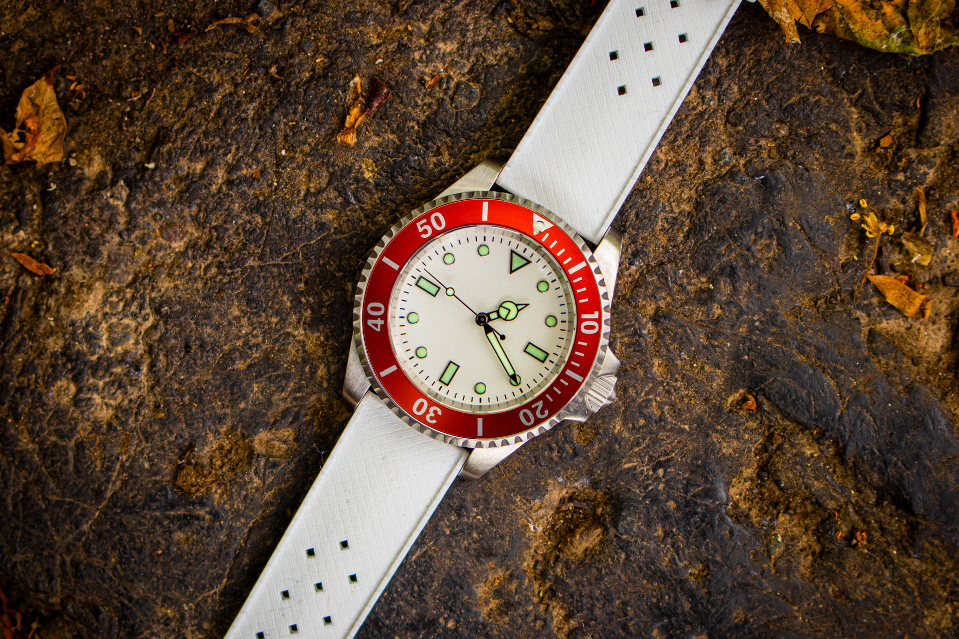Red bezel dive watch new arrivals