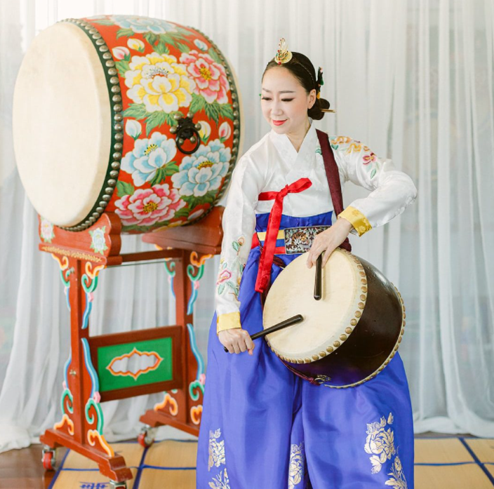 ItsInQueens's tweet photo. Redhawk. Korean. Afro-Cuban. @QueensTheatre + @KBPhysicalPlant present dance on June 12 at 7 pm. Info: https://t.co/Qk2wFVz3Oc https://t.co/FKVMsqQISS