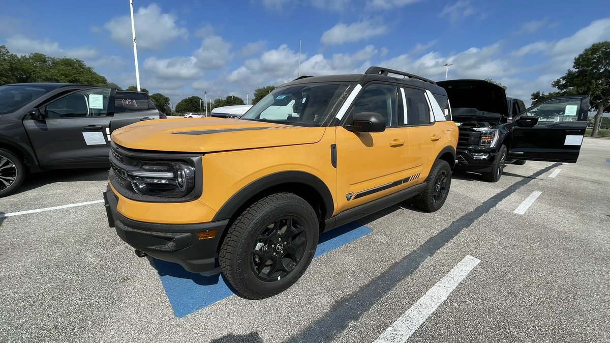 anthony_swf's tweet photo. 🧡 Just Arrived 🧡
Cyber Orange Bronco Sport First Edition
Fully Loaded 
Sun roof
4x4
Upgraded wheels
Won’t last!
Call/Msg for Details 
📲210-632-1769
#ANTatSWF
$100 for Referrals 💵
#BroncoSport
#BroncosCountry
#Ford #GOATmode https://t.co/KqJ6iniF6J