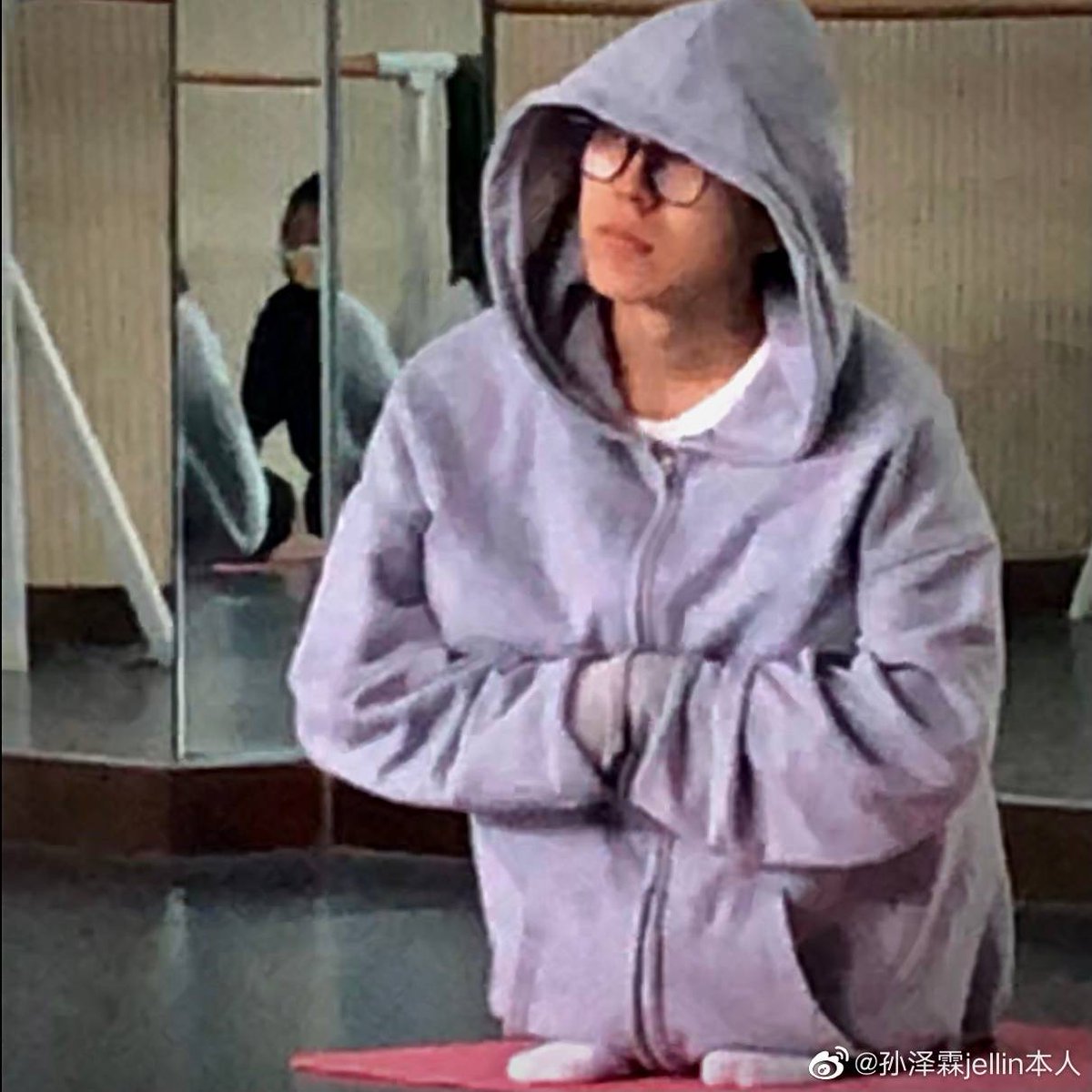 sunjellin's tweet photo. 210611 孙泽霖jellin本人 Update!

Body meditation class🐒🐒🐒 ​​​

aahhh zelin dancing ballet?🤧
#孙泽霖 #SunZelin #Jellin https://t.co/9mt7qAC73e