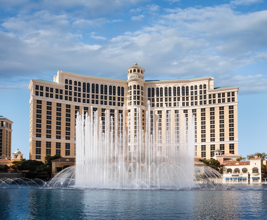 gettinlocal's tweet photo. Come discover one of the most famous fountains in the world at Bellagio Resort and Fountain. Inspired by the villages of Europe, the AAA Five Diamond Bellagio overlooks an eight-acre lake in which fountains perform a magnificent aquatic ballet. https://t.co/CXoCe6eqJD