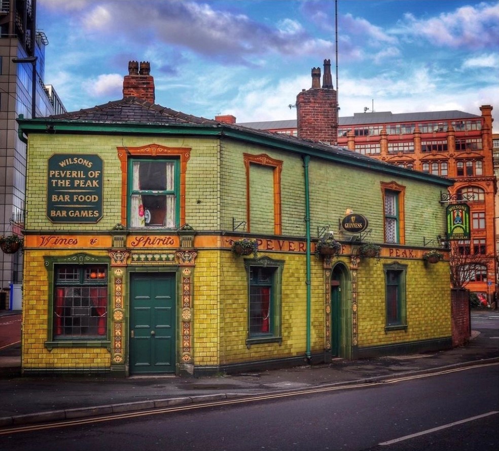 Friday night is here! We hope everyone has had a lovely, productive week. Here is one of #Manchester's most iconic pubs - Peveril of the Peak. This green tile clad Victorian pub dates back to the early 19th century... Enjoy the weekend, you deserve it 🍻 (📸: mtr_shots IG)